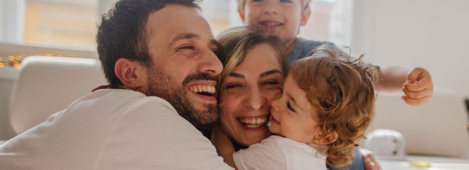 Οικογένεια αγκαλιά — ROL, 70 χρόνια δίπλα στην ελληνική οικογένεια
